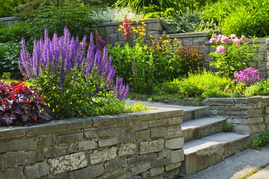 Jardin en terrasses avec escalier en pierre naturelle et murets de soutènement