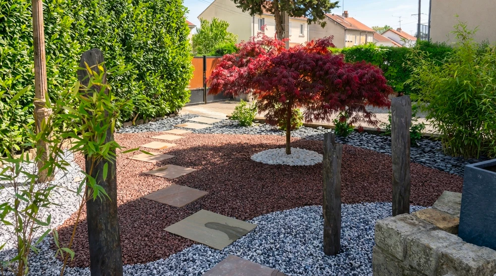 Jardin paysager contemporain en extérieur, style zen japonais