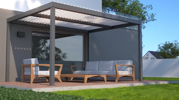 Terrasse extérieure moderne avec salon de jardin en bois et coussins gris sous pergola bioclimatique à lames orientables