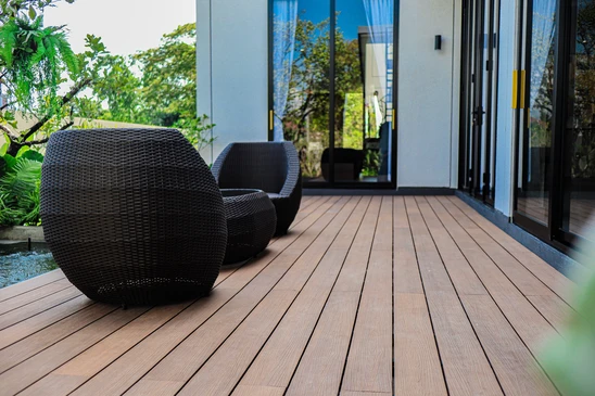 Terrasse extérieure moderne avec table et chaises sur deck en bois