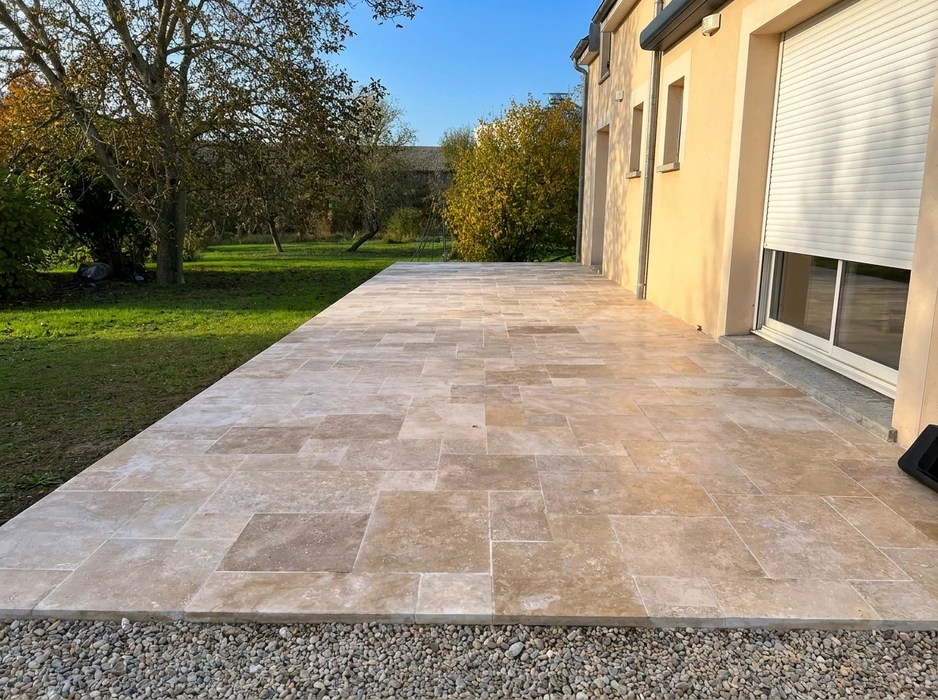 Jardin contemporain aménagé avec pelouse tondue, allée de pas japonais en dalles béton gris