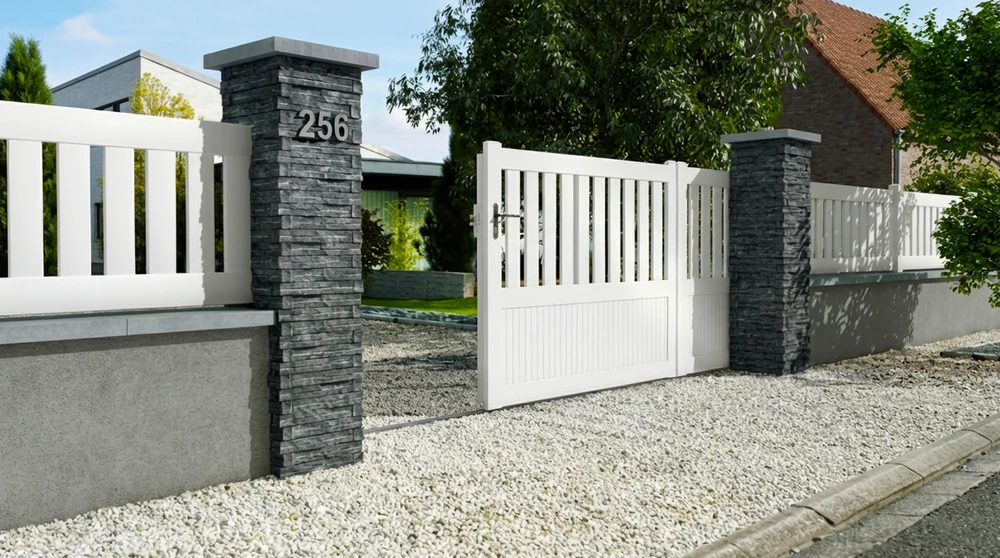 Jardin privatif avec pelouse synthétique verte posée sur toute la surface