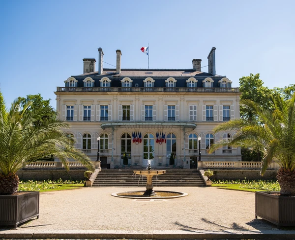 Photographie réaliste d'un paysage urbain ou semi-urbain caractéristique d'Épernay en Champagne, montrant l'environnement typique où intervient l'entreprise Prieux Paysage Clôtures. L'image doit mettre en avant une ou plusieurs propriétés résidentielles avec des aménagements extérieurs professionnels visibles (terrasse, clôture, jardin aménagé), illustrant le type de travaux et de clients auxquels l'entreprise se destine dans cette zone. La perspective doit être claire et accueillante, prise de jour, sans texte ni logo visible.