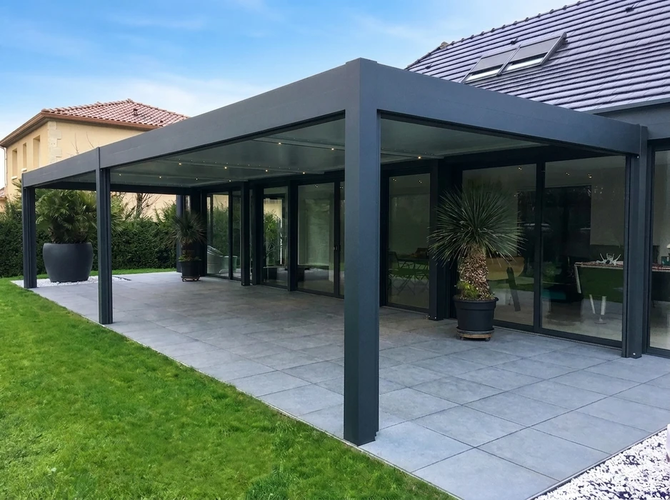 Terrasse en bois extérieure avec salon de jardin (table et chaises en métal/bois)