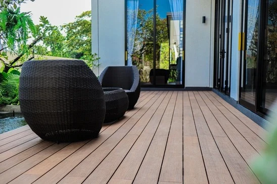Terrasse extérieure moderne avec table et chaises sur deck en bois